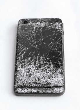 Beyaz arka planda kırık telefon ekranı yakın çekim