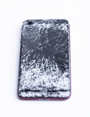 Beyaz arka planda kırık telefon ekranı yakın çekim