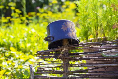 rustik manzara, çit asılı eski pot