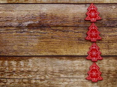 Noel ağacı oyuncakları ile dekore edilmiş Noel ahşap arka plan