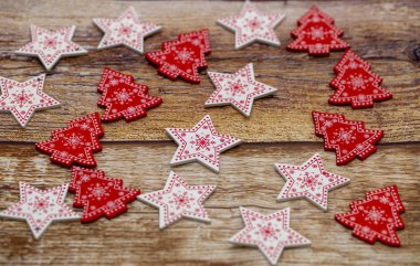 Noel ağacı oyuncakları ile dekore edilmiş Noel ahşap arka plan
