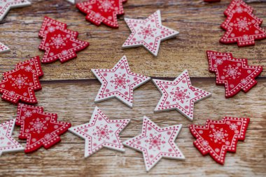 Noel ağacı oyuncakları ile dekore edilmiş Noel ahşap arka plan
