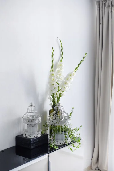 Bouquet of white gladiolus in a vase — Stock Photo, Image