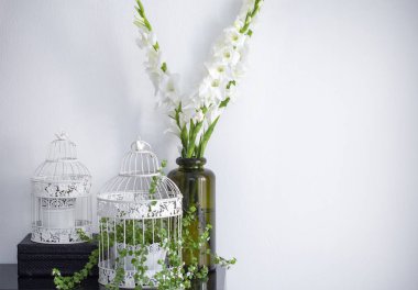 bir vazo beyaz gladiolus buketi