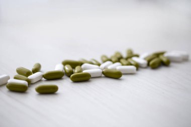 ahşap bir masada çok renkli haplar diyet Takviyeler