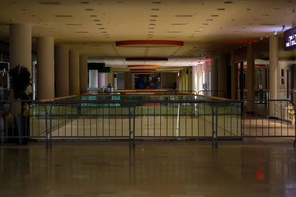 Empty Closed Shopping Center Due Coronavirus Pandemic Working Store — Stock Photo, Image