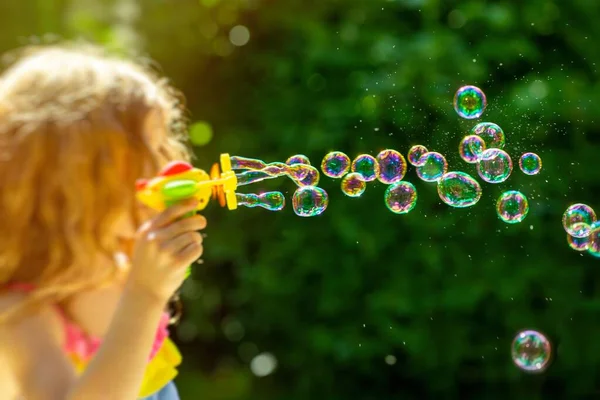 Bubbla Liten Flicka Blåser Bubblor Sommarträdgården — Stockfoto