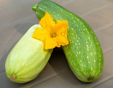 Yeşil çimlerin üzerinde bir sepette sebze kabağı. organik sebze