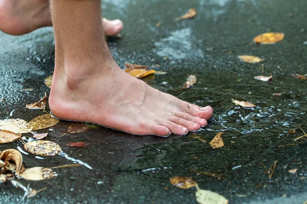 Adolescente Camina Través Charcos Después Lluvia Verano Pies Charco — Foto de Stock