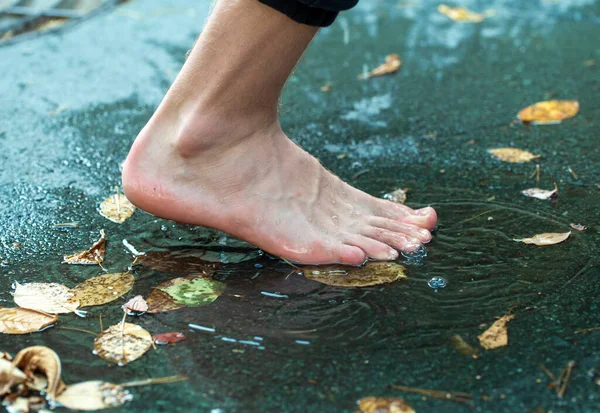 Teen Walks Puddles Summer Rain Feet Puddle — Stock Photo, Image