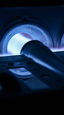 Ev fırın brülör closeup çekim ile kızıl mavi alev ateşledi