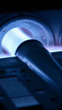 Ev fırın brülör closeup çekim ile kızıl mavi alev ateşledi