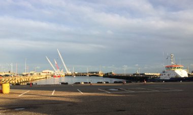 Lowestoft 'taki küçük sanayi limanı, Doğu Anglia' daki turistik kasaba.