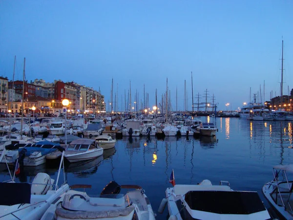 Panorama Nice Marina Vid Solnedgången Med Förtöjda Båtar Och Stadsljus — Stockfoto