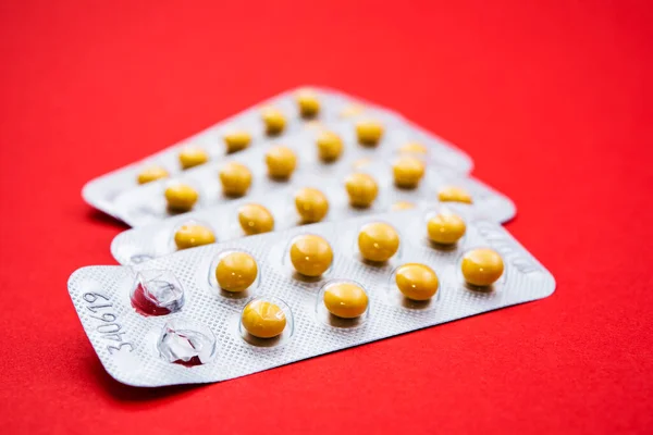 Kleine Pillen Blisterverpackung Auf Rotem Hintergrund Nahaufnahme — Stockfoto