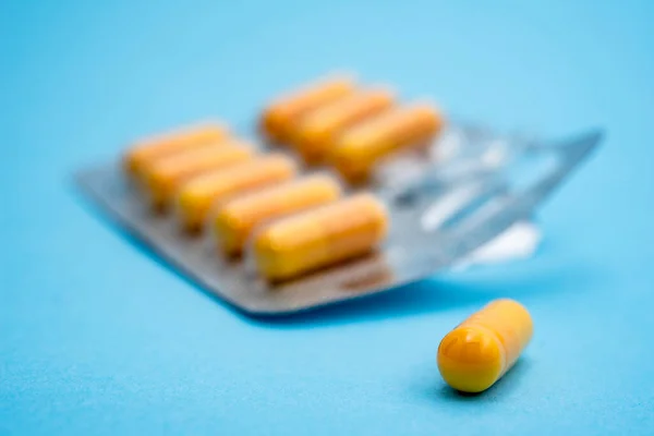 Gelbe Pillen Blisterverpackungen Auf Blauem Hintergrund Nahaufnahme — Stockfoto