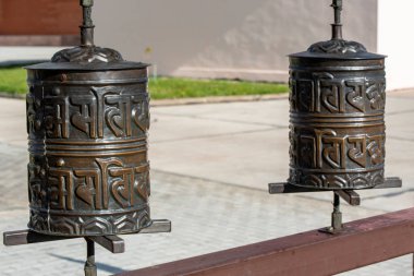 Budist dua davulunda yazılar var.