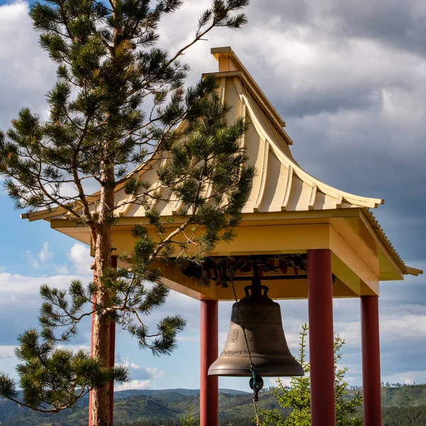 Pagode Com Sino Mosteiro Budista Topo Uma Montanha Contra Céu — Fotografia de Stock