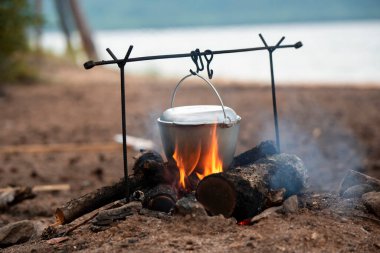Ateşin üstünde tencere
