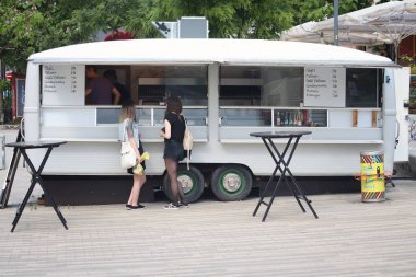 Dresden, Almanya - 10 Mayıs 2018: İnsanlar bir falafel gıda karavanda Dresden Neustadt bölgesi ziyaret edin. Neustadt bir kalça ilginç restoran ve alternatif alışveriş ilçesidir.