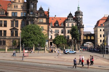 Dresden, Almanya - 10 Mayıs 2018: Residenz Sarayı Altstadt (tarihi kent) bölge Dresden, Almanya 12 büyük şehirde insanlar ziyaret.