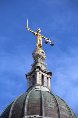 Adalet heykeli. Londra, İngiltere - Merkez Ceza Mahkemesi olarak da bilinen eski Bailey.