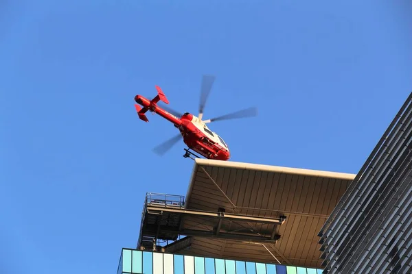London July 2016 Helicopter Lands Atop Royal London Hospital Rlh — Stock Photo, Image