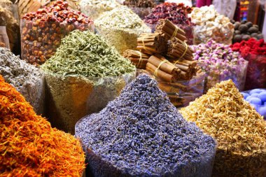 Dubai baharat Çarşısı, renkli baharat ve otlar seçim.