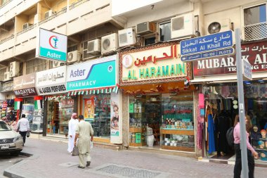 Dubai, Birleşik Arap Emirlikleri - 9 Aralık 2017: İnsanlar Deira Dubai bölge, BAE parfüm mağazalar ziyaret edin. Tarihsel olarak, Deira Dubai ticari merkezi yapıldı..
