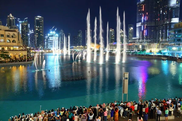 Dubai Uae November 2017 People Visit Fountain Show Dubai Dubai — Stock Photo, Image