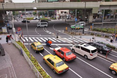 Tokyo, Japonya - 9 Mayıs 2012: İnsanlar taksi taksi Tokyo, Japonya için binmek. Tokyo, yaklaşık 36 milyon kişi ile dünyanın en kalabalık metropolitan alanda yaklaşık 50.000 taksiler vardır.