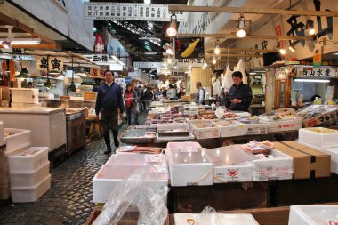 TOKYO, JAPONYAN - 11 Mayıs 2012: Tsukiji Balık Pazarı 'nda deniz ürünleri satan tüccarlar. Dünyadaki en büyük toptan balık ve deniz ürünleri pazarıdır..