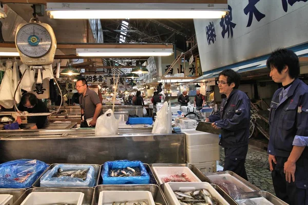 2012年5月11日 築地市場で魚介類を販売 世界最大の卸売魚 水産物市場です — ストック写真