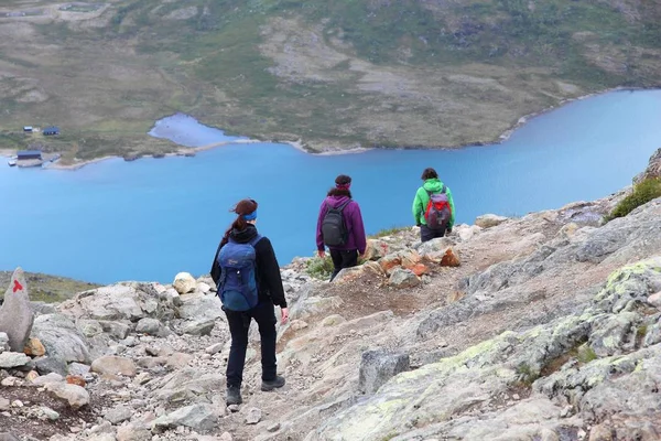 Jotunheimen Норвегія Серпня 2015 Люди Похід Besseggen Стежка Національному Парку — стокове фото