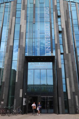 Leipzig, Almanya - 9 Mayıs 2018: Öğrenciler Augoustaion, Almanya'da Leipzig Üniversitesi bina ana tarafından yürümek. Üniversite 15 yüzyıldan beri var ve şu anda yaklaşık 30.000 öğrenci.