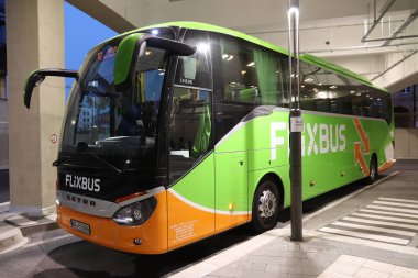 Leipzig, Almanya - 9 Mayıs 2018: Yeni Otogar Leipzig, Flixbus. Bir büyük uluslararası yolcu otobüs firması 20 ülkede 1000 hedefleri ile FlixBus olduğunu.