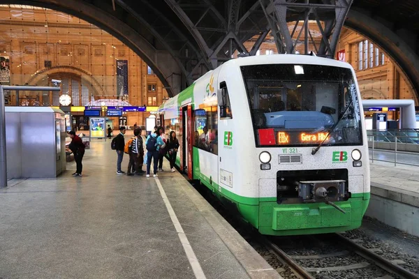 Leipzig Alemanha Maio 2018 Pessoas Embarcam Trem Erfurter Bahn Estação — Fotografia de Stock