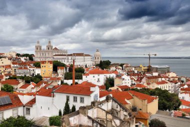 Lizbon cityscape bulutlu stormcloud gökyüzü - Alfama mahalle ile.