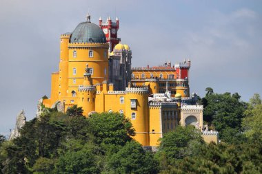Sintra, Portekiz 'deki Pena Sarayı. Romantizm mimarisi.