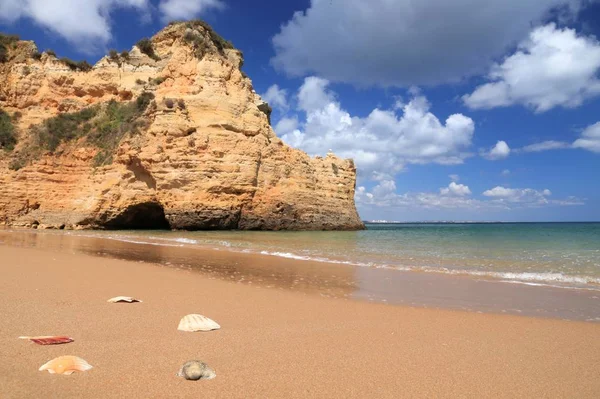 アルガルヴェ地方のポルトガルの大西洋の海岸の風景です 砂浜ピニャオ ビーチします — ストック写真