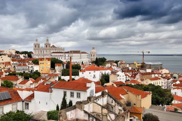 Stadtbild Von Lissabon Mit Wolkenverhangenem Himmel Alfama Nachbarschaft — Stockfoto