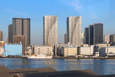 Tokyo Kachidoki ve Toyomicho manzarası - modern şehir ve liman fabrikalar.