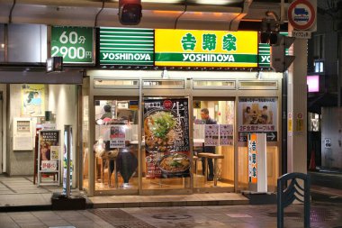 Kyoto, Japonya - 27 Kasım 2016: İnsanlar Kyoto, Japonya Yoshinoya Restoran ziyaret edin. Yoshinoya gyudon Restoran (sığır eti kase) en büyük zinciridir. 1899 yılında kurulmuştur..