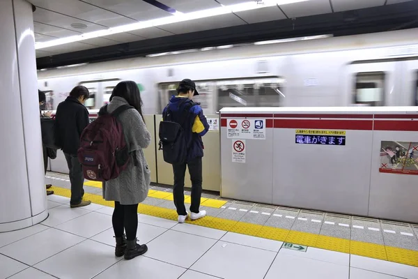 Tokyo Japani Joulukuu 2016 Ihmiset Odottavat Junan Toei Subway Tokiossa — kuvapankkivalokuva