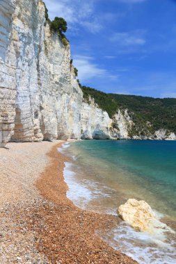 Gargano Milli Parkı İtalya - Vignanotica plaj manzara.