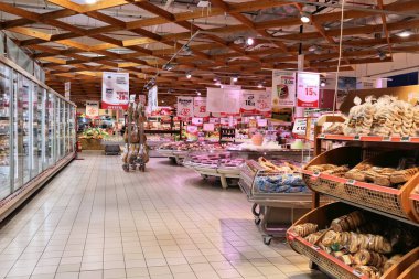 Apulia, İtalya - 6 Haziran 2017: Apulia bölgesinin İtalya'nın süpermarkette. İtalyan tüketici fiyatları yüzde 14 10 yıl (2007-2017 büyüdü).