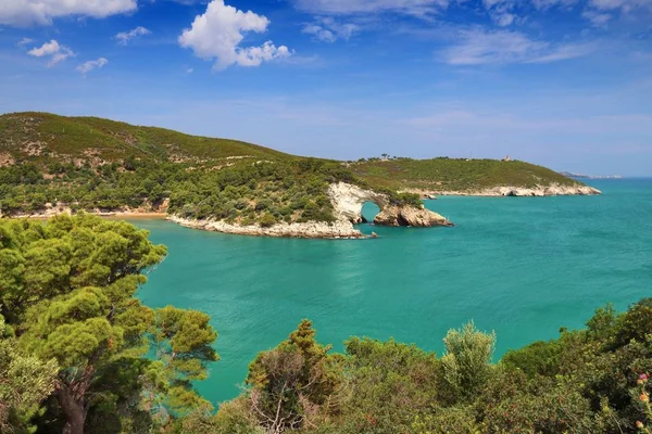 İtalya 'daki Gargano Ulusal Parkı - San Felice Kemeri (Arco San Felice).