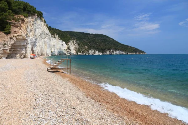 Gargano Milli Parkı İtalya - Vignanotica plaj manzara.