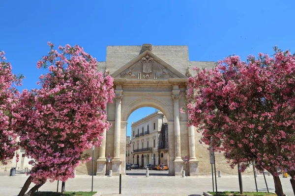 Lecce Italien Stad Salento Halvön Porta Napoli Triumfbåge Med Oleander — Stockfoto