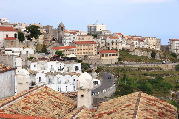 Monte Sant 'Angelo - İtalya' nın Gargano Yarımadası 'nda bir sığınağı olan dağ kasabası. UNESCO Dünya Mirası Alanı.